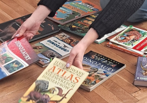 Frebelki na warsztatach czytelniczych "W świecie dinozaurów"