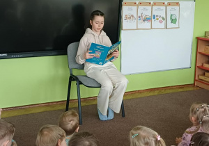 Lena absolwentka przedszkola czyta wiersze dzieciom
