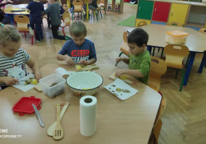 Dzieci układają las z Darów Froebla