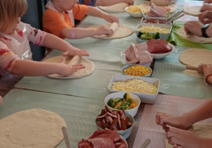 Przygotowane pizzę przez dzieci