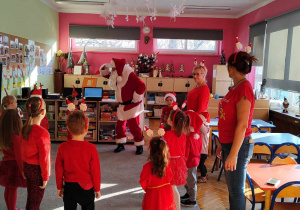 Dzieci tańczą ze św. Mikołajem