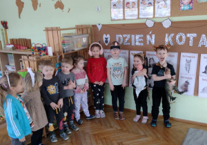 Dzieci podczas zajęć z okazji Dnia Kota