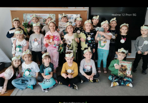 Dzieci pozują do zdjęcia grupowego w Dniu Dinozaura