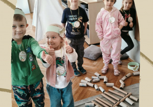 Dzieci prezentują prace grupowe