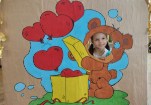 Dziewczynka jako miś w fotobudce
