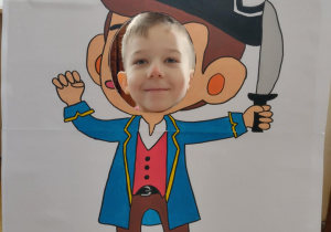 Chłopiec jako pirat w fotobudce