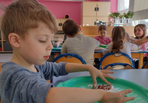 chłopiec podczas zajęć sensorycznych