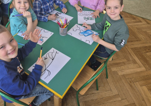 Dzieci kolorują puzzle