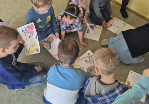 Dzieci składają obrazek z części