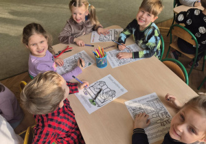 Dzieci kolorują kolorowankę