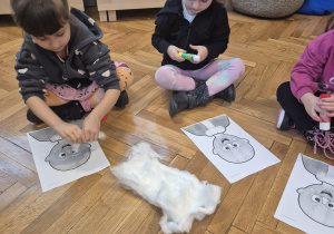 Dziewczynki wykonują pracę plastyczną