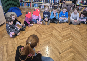 Dzieci słuchają bajki o św. Mikołaju