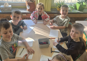 Dzieci tworzą pracę plastyczną