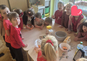 Dzieci wykonują ciasto marchewkowe