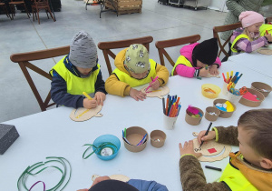 Dzieci tworzą "Dyniowe łapacze"