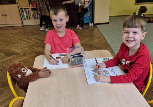 Chłopcy tworzą pracę plastyczną