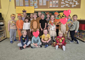 Dzieci w jesiennych przebraniach na Bal jesieni