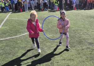 Dziewczynki pokonują tor przeszkód