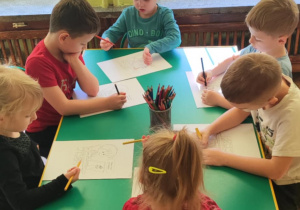 Dzieci kolorują kolorowanki