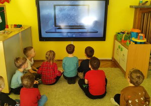 Dzieci oglądają film o bezpiecznym internecie