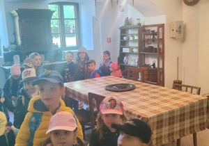 Dzieci zwiedzają dworek w Kłóbce