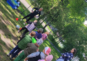 Dzieci trenują pod okiem Piotra Głowackiego, zawodnika ŁKS Łódź