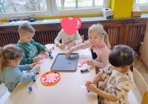 Dzieci wykonują pracę plastyczną