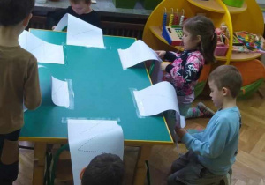 Dzieci wycinają kartki zgodnie ze wzorem