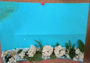 Praca plastyczna (kompozycja) z kwiatów zerwanych w ogrodzie przez dzieci