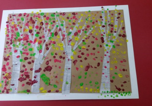 Praca plastyczna stworzona przez dzieci z grupy Daltonki pt.: "Brzozy jesienią"