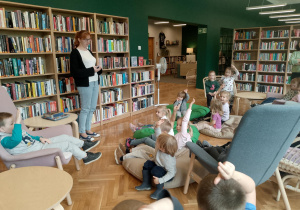 Dzieci na zajęciach w bibliotece miejskiej