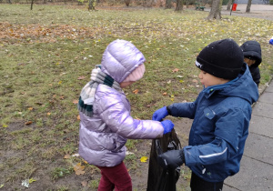 Dzieci biorą udział w akcji ,,Sprzątanie świata''