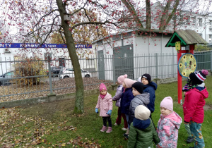 Dzieci patrzą na budkę lęgową