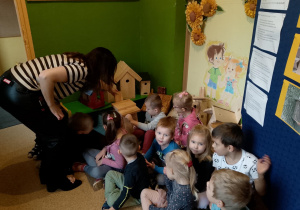 Dzieci z budkami lęgowymi zrobionymi na konkurs