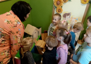 Pani Sylwia rozmawia z dziećmi na temat budek lęgowych
