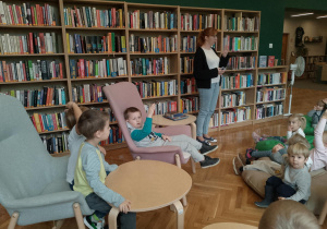 Dzieci słuchają pani bibliotekarki