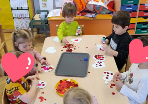 Dzieci wyklejają serca