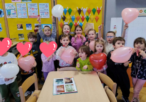 Dzieci z grupy Daltonki pozują do wspólnego zdjęcia