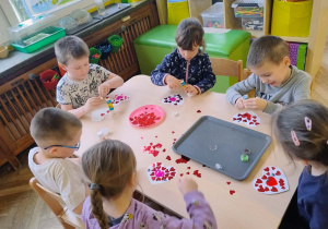 Dzieci wykonują pracę plastyczną