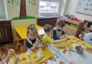 Dzieci biorą udział w zabawach z piłkarzami