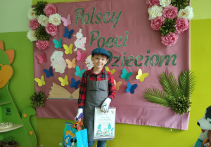 Chłopiec z dyplomem za 2 miejsce w konkursie recytatorskim