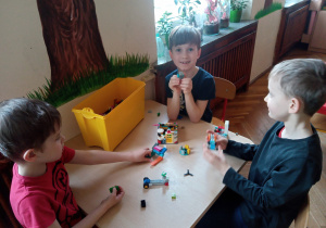 Chłopcy prezentują budowle z LEGO