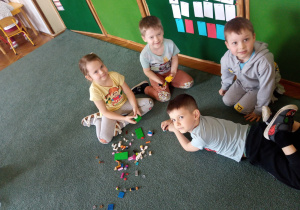 Dzieci bawią się klockami LEGO