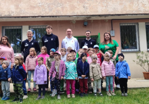 Dzieci z piłkarzami Klubu Sportowego ŁKS