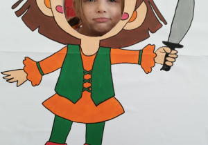 Dziewczynka w fotobudce piratki