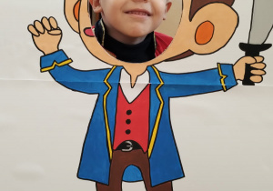 Chłopiec w fotobudce pirata