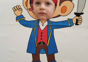Chłopiec w fotobudce pirata