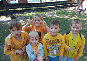 Dzieci pozują do zdjęcia podczas obchodów Dnia Przedszkolaka