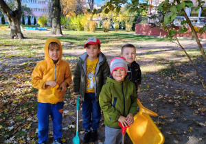 Chłopcy w ogrodzie przedszkolnym z przyborami do piaskownicy