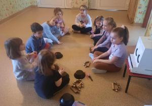 Dzieci wykonują interpretację utworu za pomocą instrumentów perkusyjnych